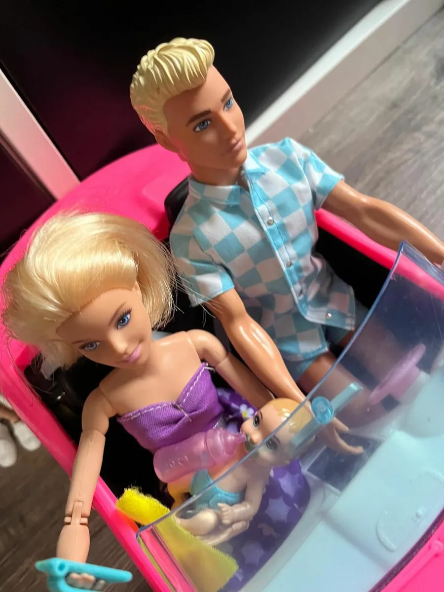 Barbie Family with accessories and a car - Image 4