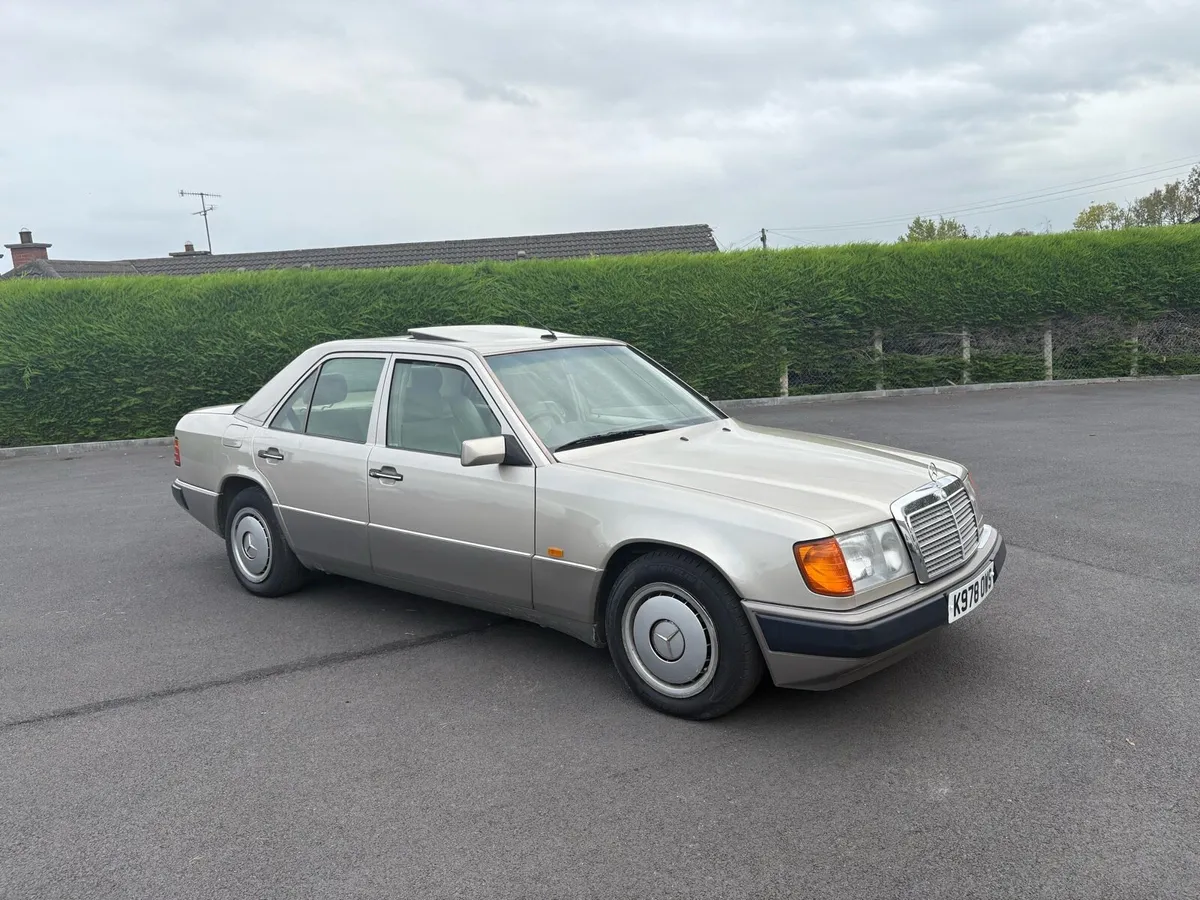 1992 Mercedes  300D. Diesel auto - Image 1