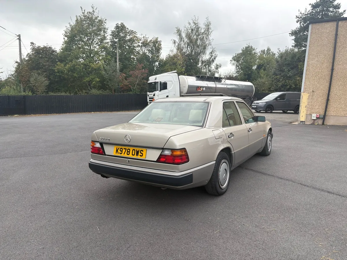 1992 Mercedes  300D. Diesel auto - Image 3