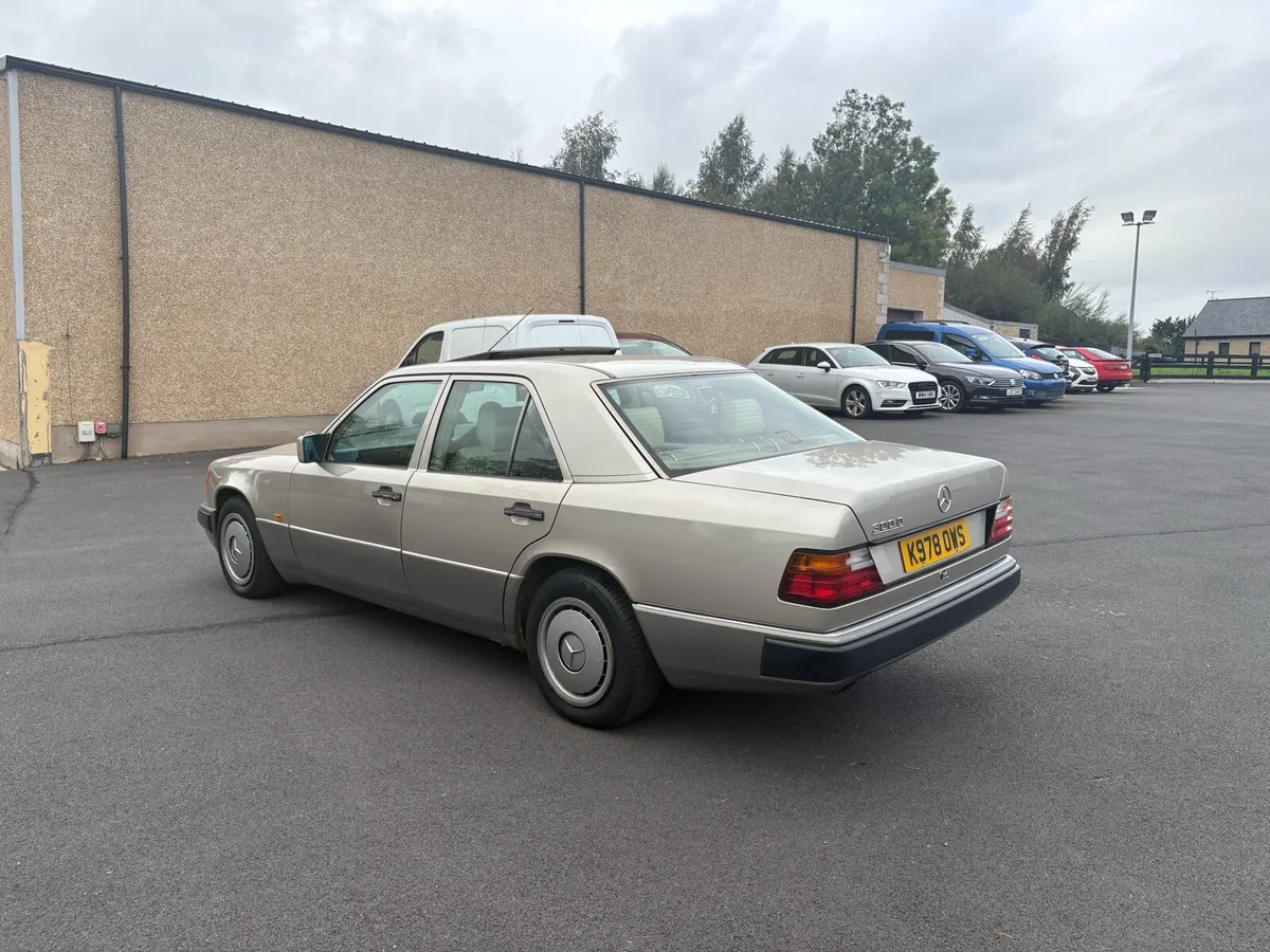 1992 Mercedes  300D. Diesel auto - Image 4