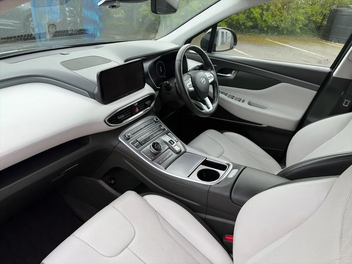 Hyundai Santa Fe Executive Plus 1.6 Phev 4WD Auto - Image 3