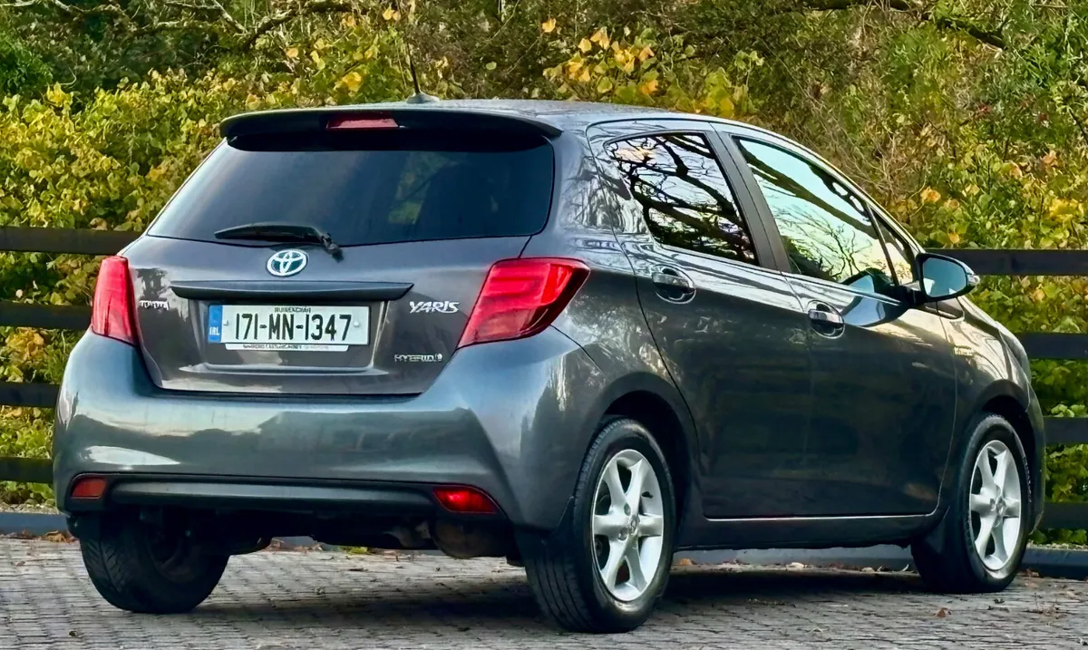 Toyota Yaris 2017 Automatic hybrid - Image 3