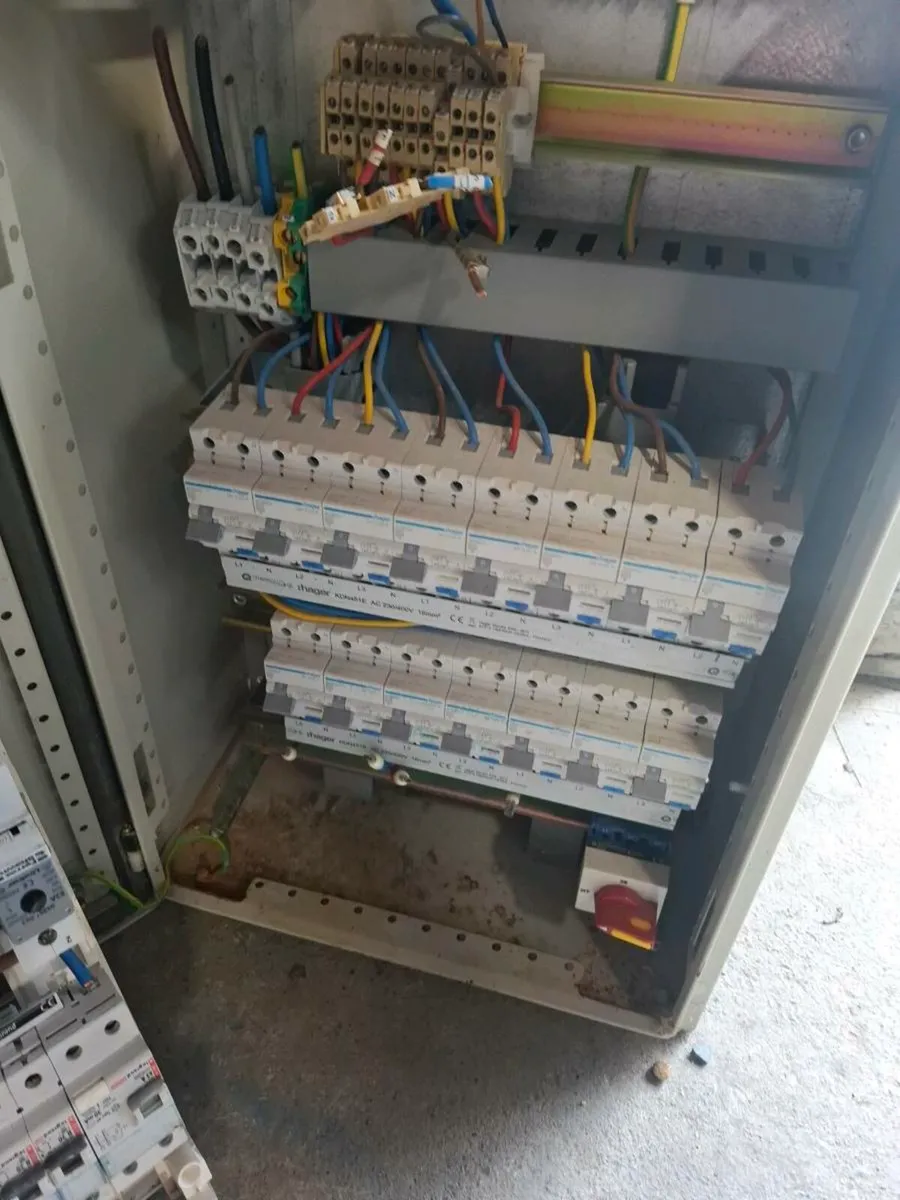 Fuse  box - Image 4