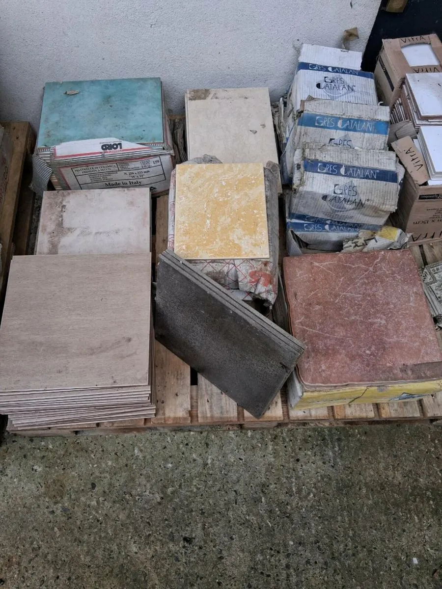 Pallet of mixed tiles - Image 1
