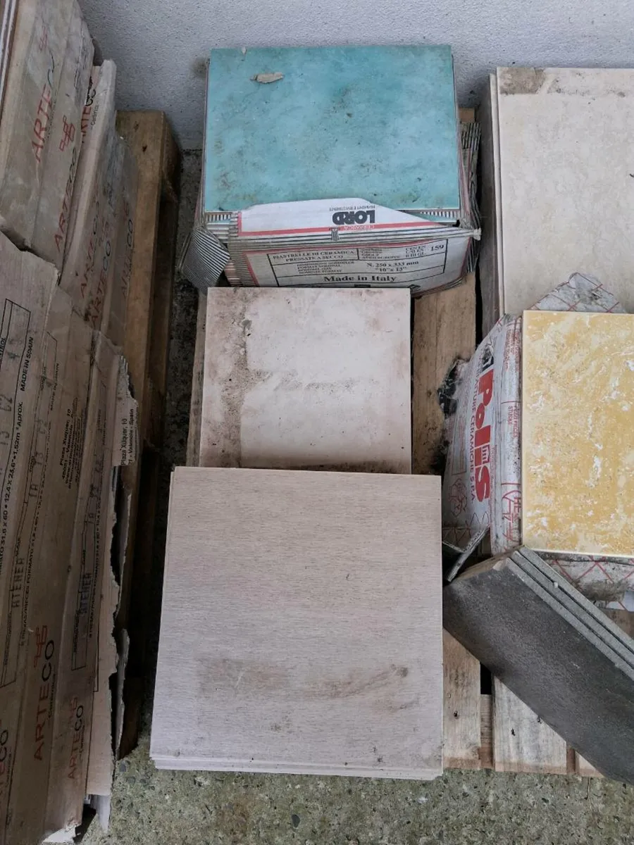 Pallet of mixed tiles - Image 2