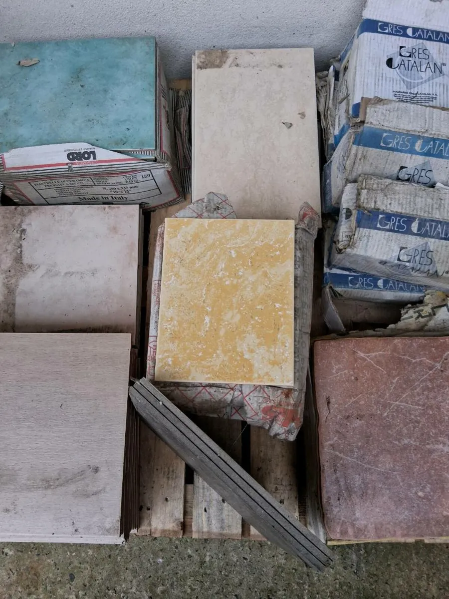 Pallet of mixed tiles - Image 3