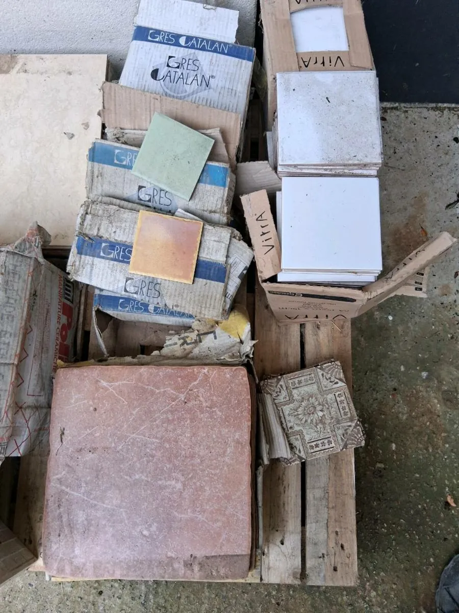 Pallet of mixed tiles - Image 4
