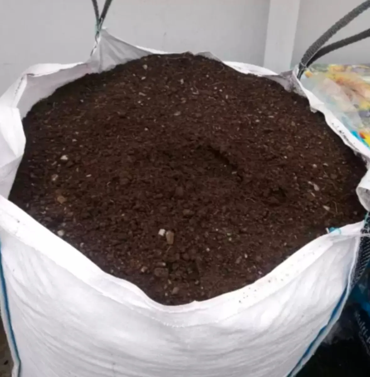 Ton bags of top quality top soil - Image 2