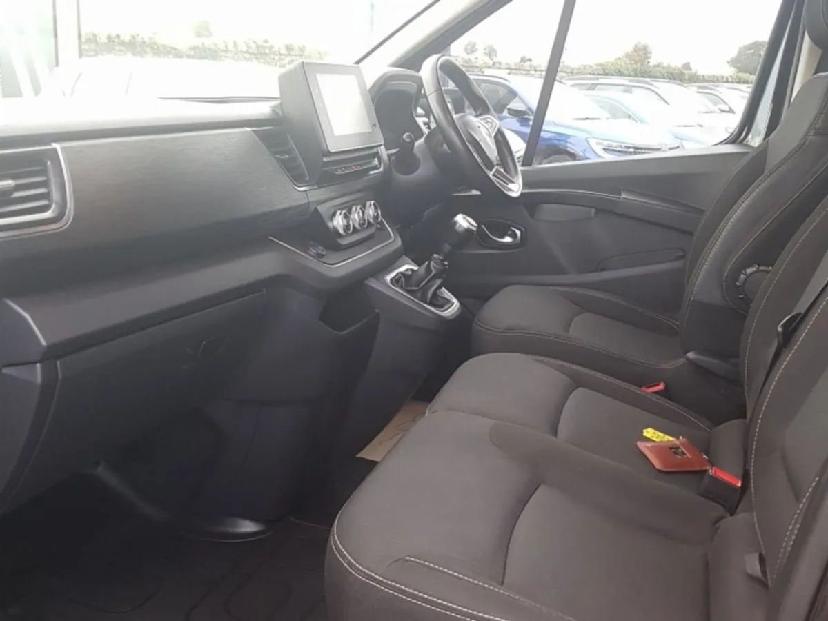 Renault Trafic Extra Sport Crew CAB 6 Seater - Image 4