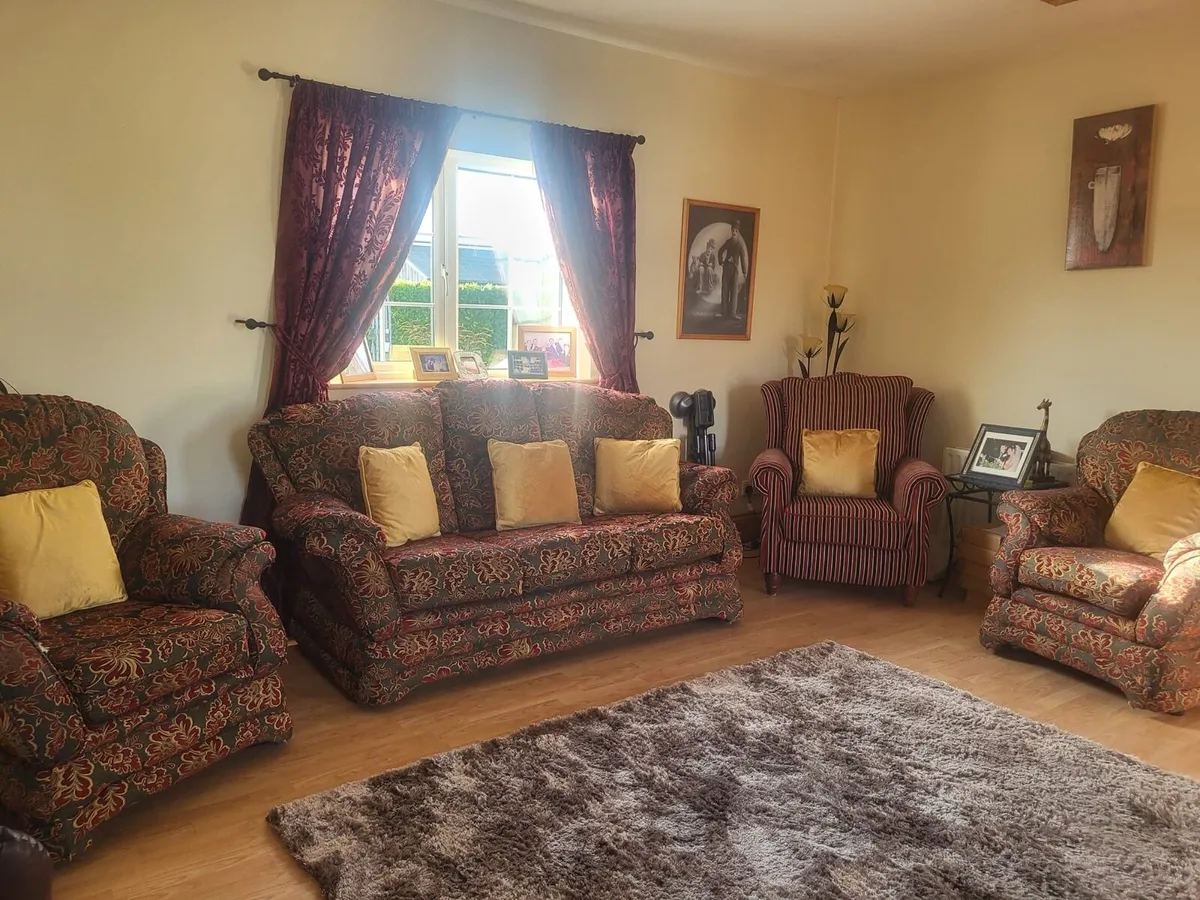 Suite of furniture - Image 1