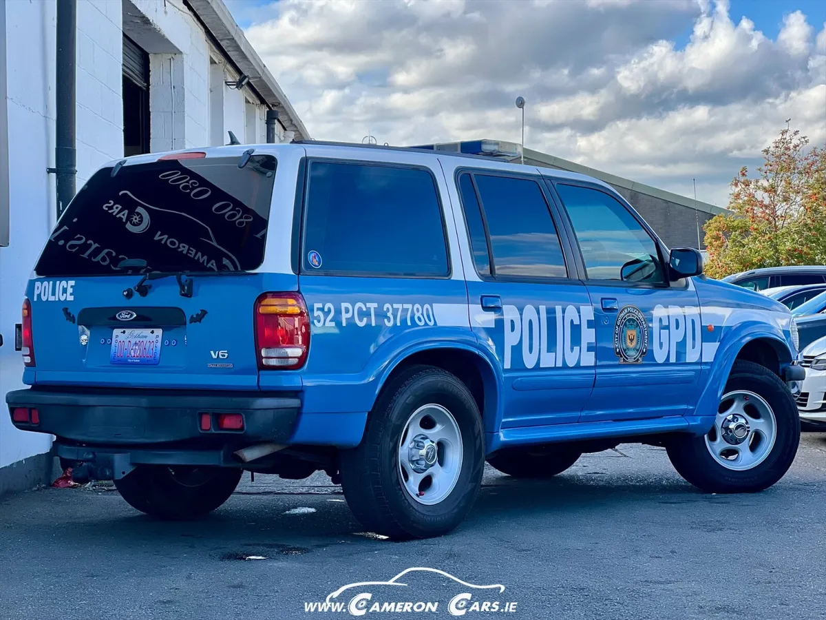 FORD EXPLORER 4x4 NORTH FACE POLICE CAR V6 - Image 2