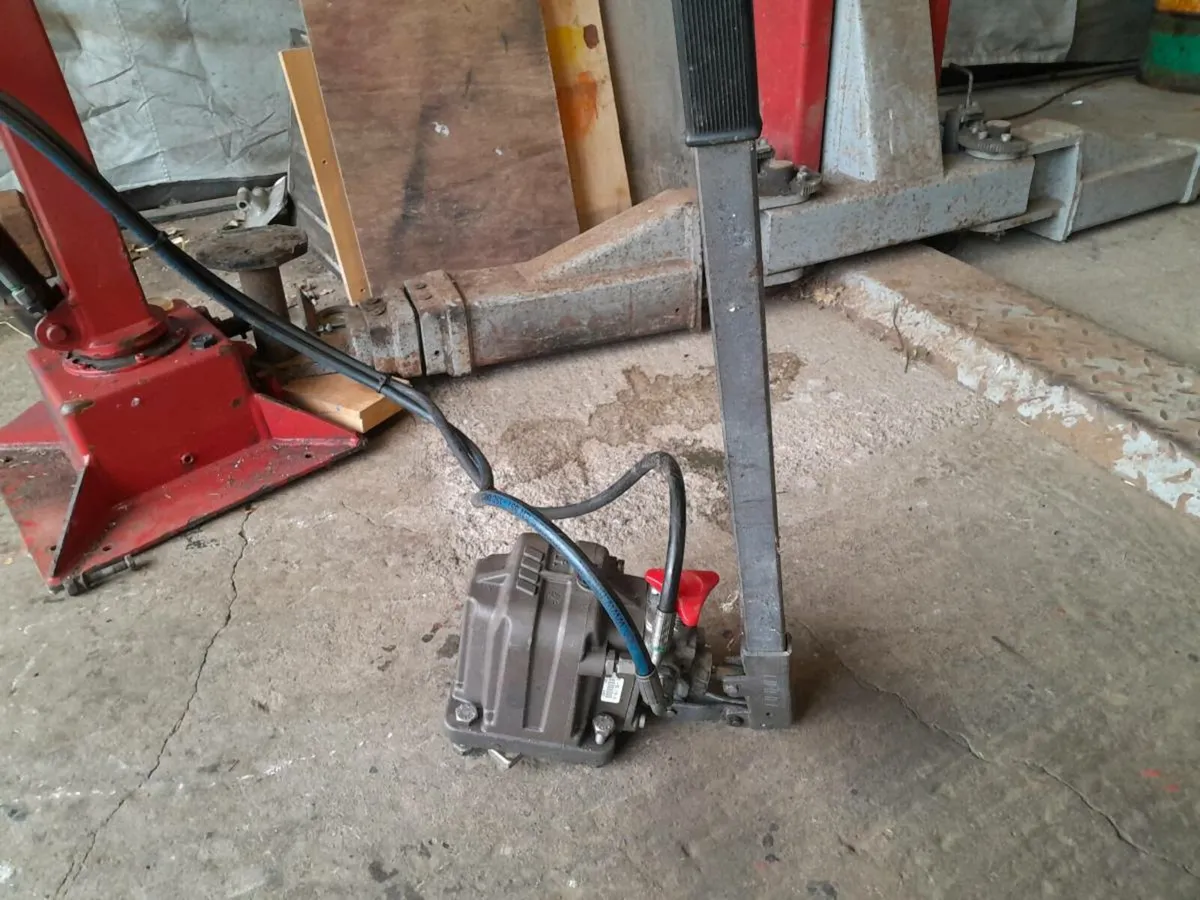 Crane - Image 2