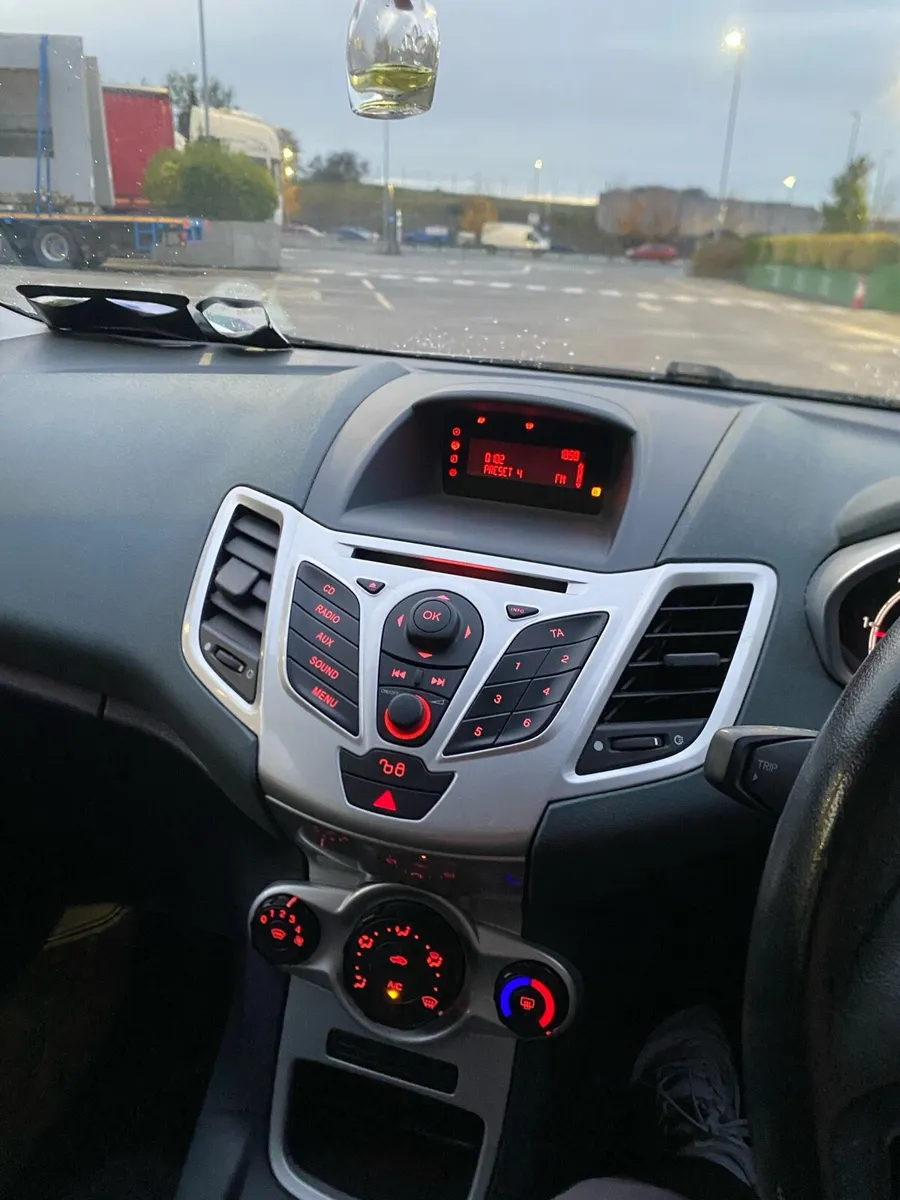 Low mileage Ford fiesta - Image 4