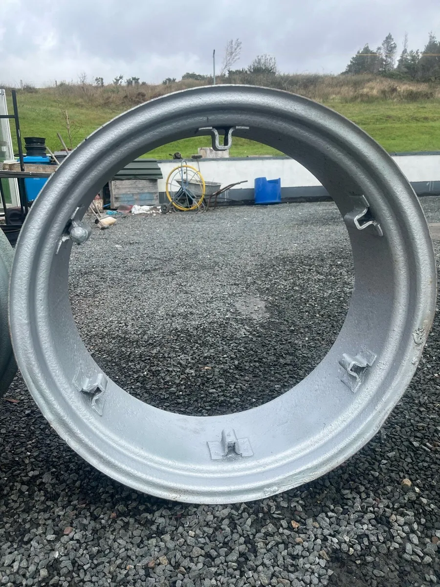 Massey Ferguson rim, dish and 2 wings - Image 3
