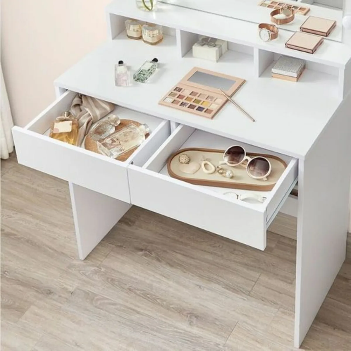 Dressing table with mirror and light bulbs dressin - Image 3