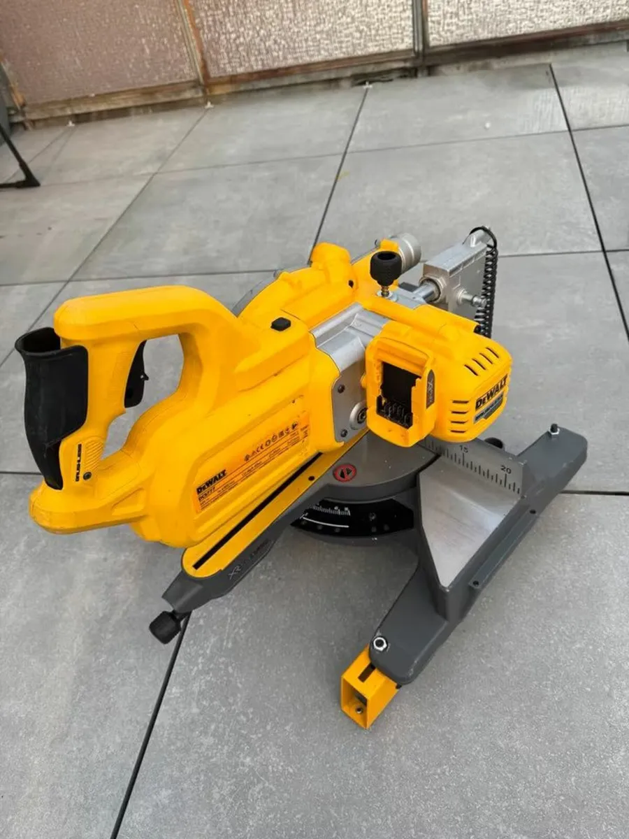 Dewalt DCS777 18V XR Cordless Mitre Saw - Image 2