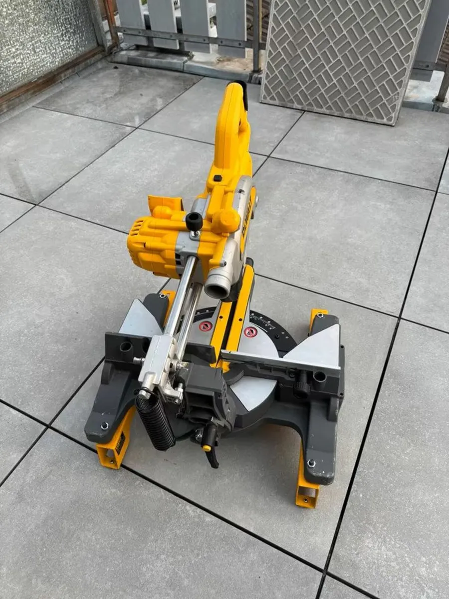 Dewalt DCS777 18V XR Cordless Mitre Saw - Image 3