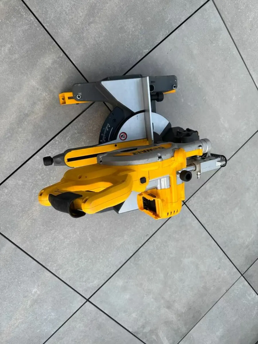 Dewalt DCS777 18V XR Cordless Mitre Saw - Image 4