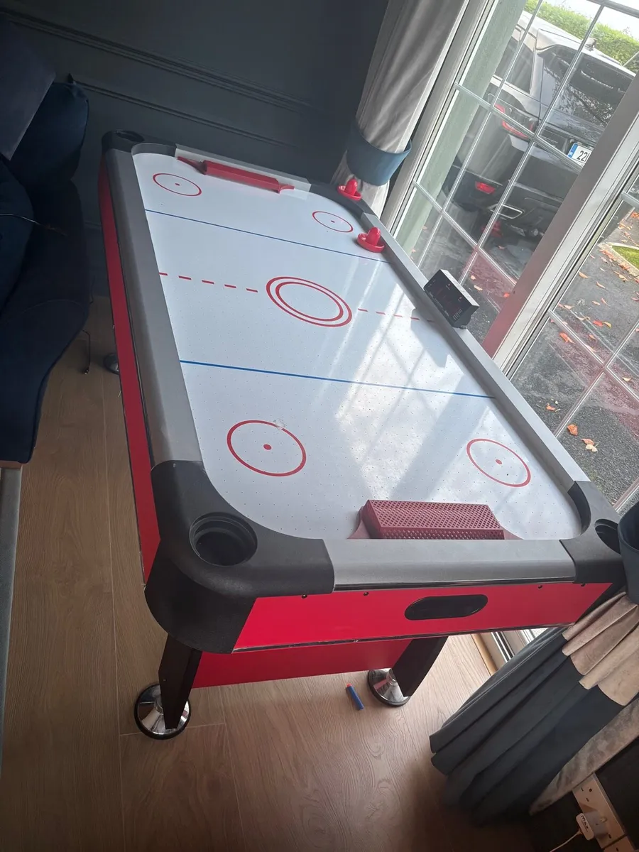 Air hockey table - Image 1