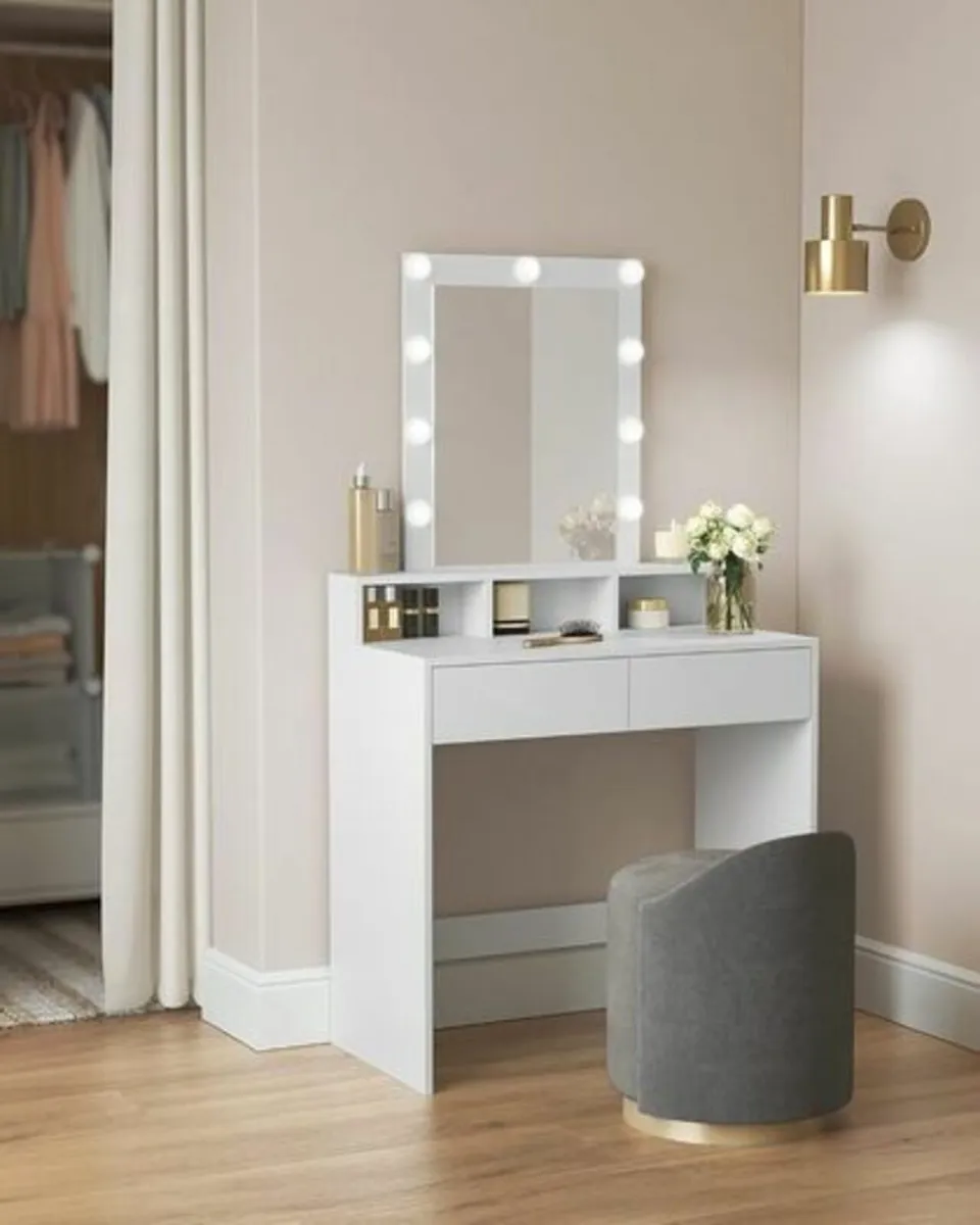 Dressing table with bulbs - Image 1