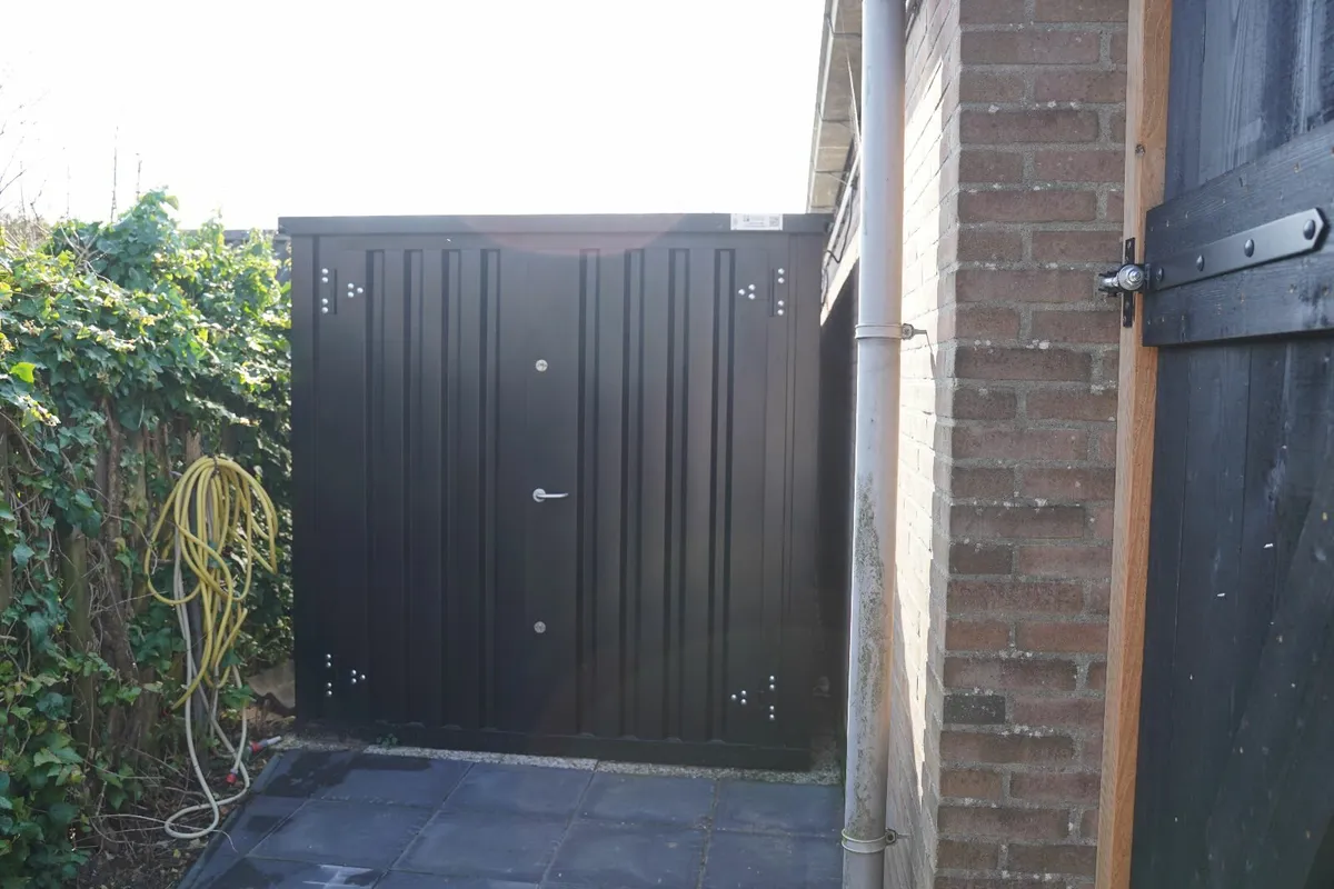 20ft storage container in black RAL 9005 color - Image 2