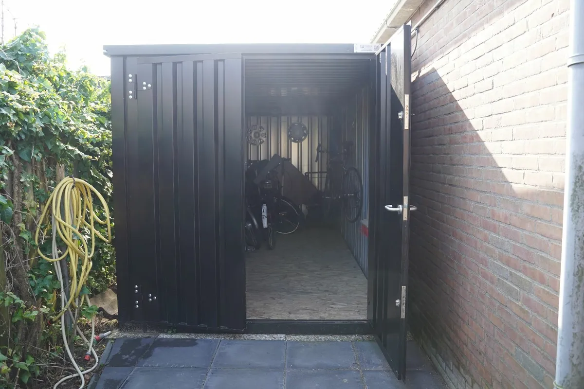 20ft storage container in black RAL 9005 color - Image 3