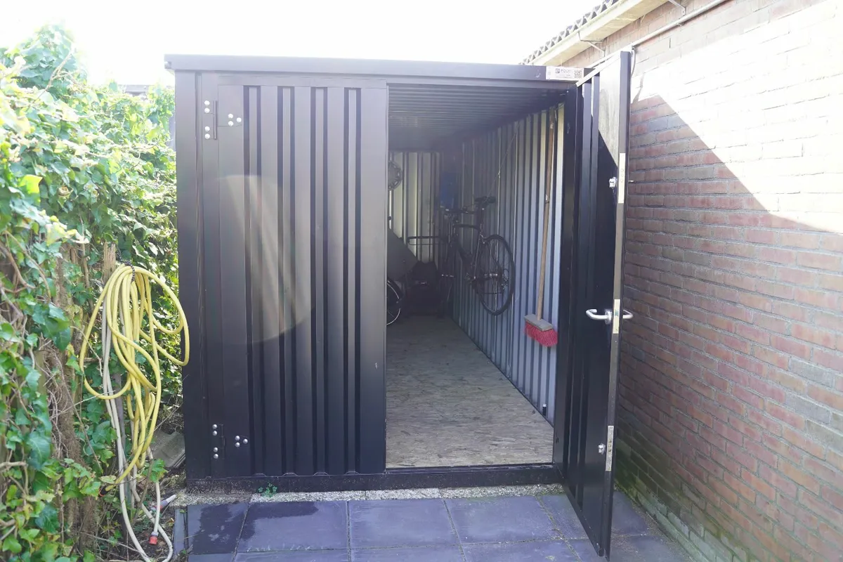 20ft storage container in black RAL 9005 color - Image 4
