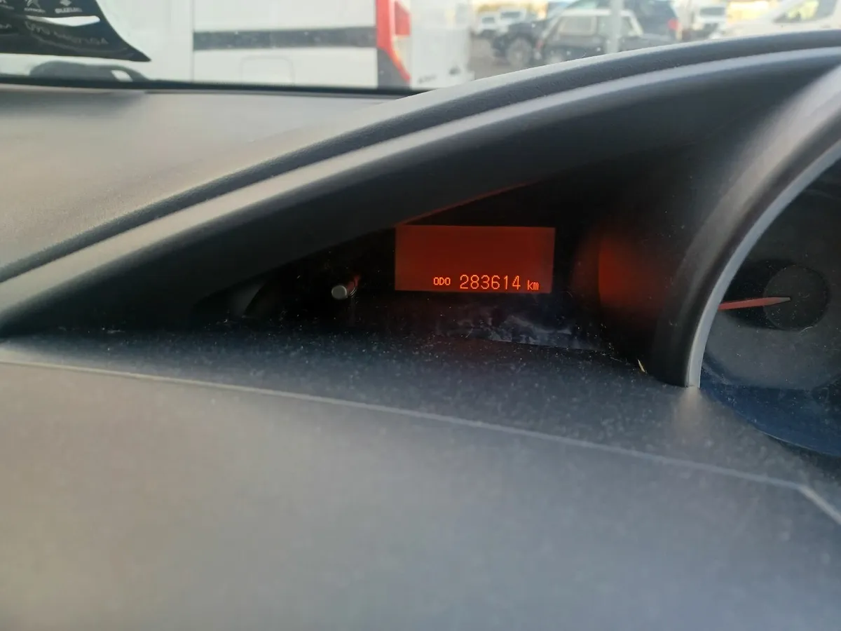 Damaged Repairable 7 Seater Toyota Corolla Verso - Image 2