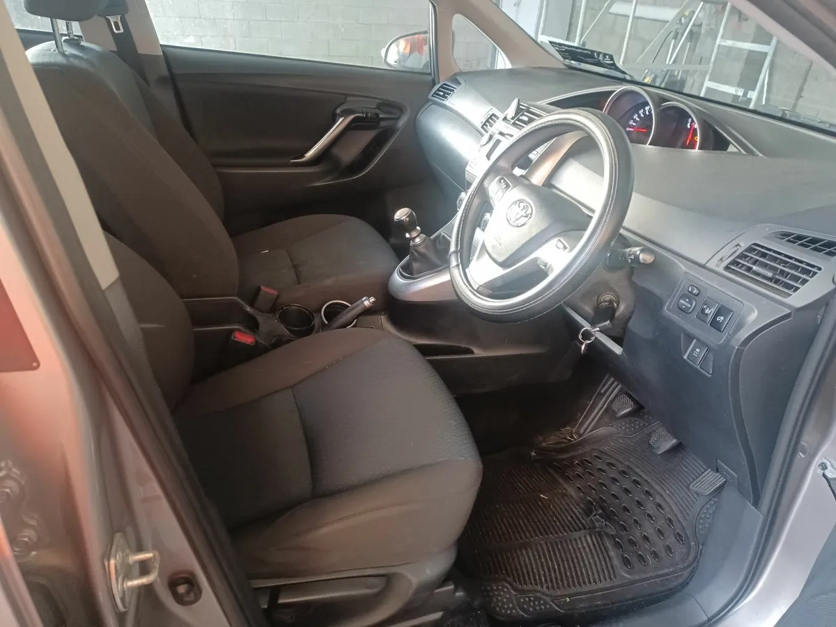 Damaged Repairable 7 Seater Toyota Corolla Verso - Image 3
