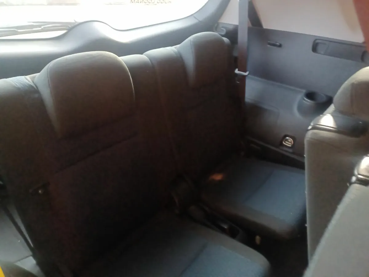 Damaged Repairable 7 Seater Toyota Corolla Verso - Image 4