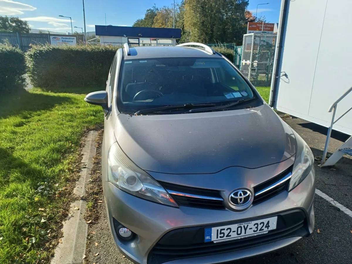 Damaged Repairable 7 Seater Toyota Corolla Verso - Image 1