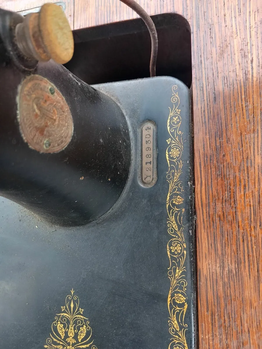 Singer Sewing Machine - Image 1