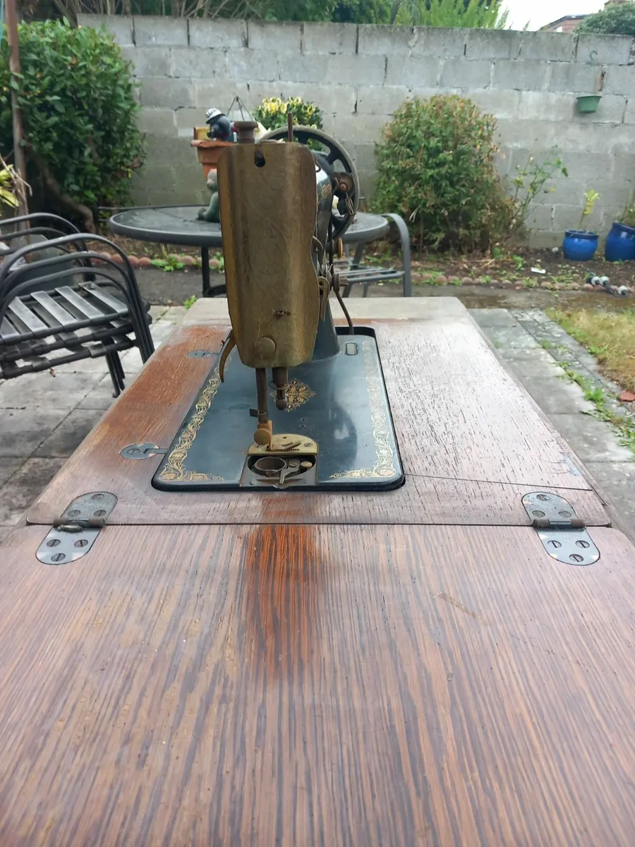Singer Sewing Machine - Image 2