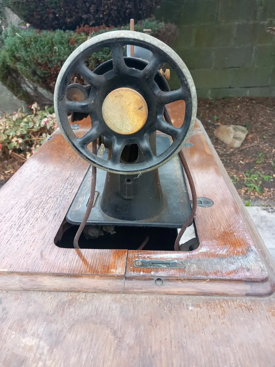 Singer Sewing Machine - Image 3