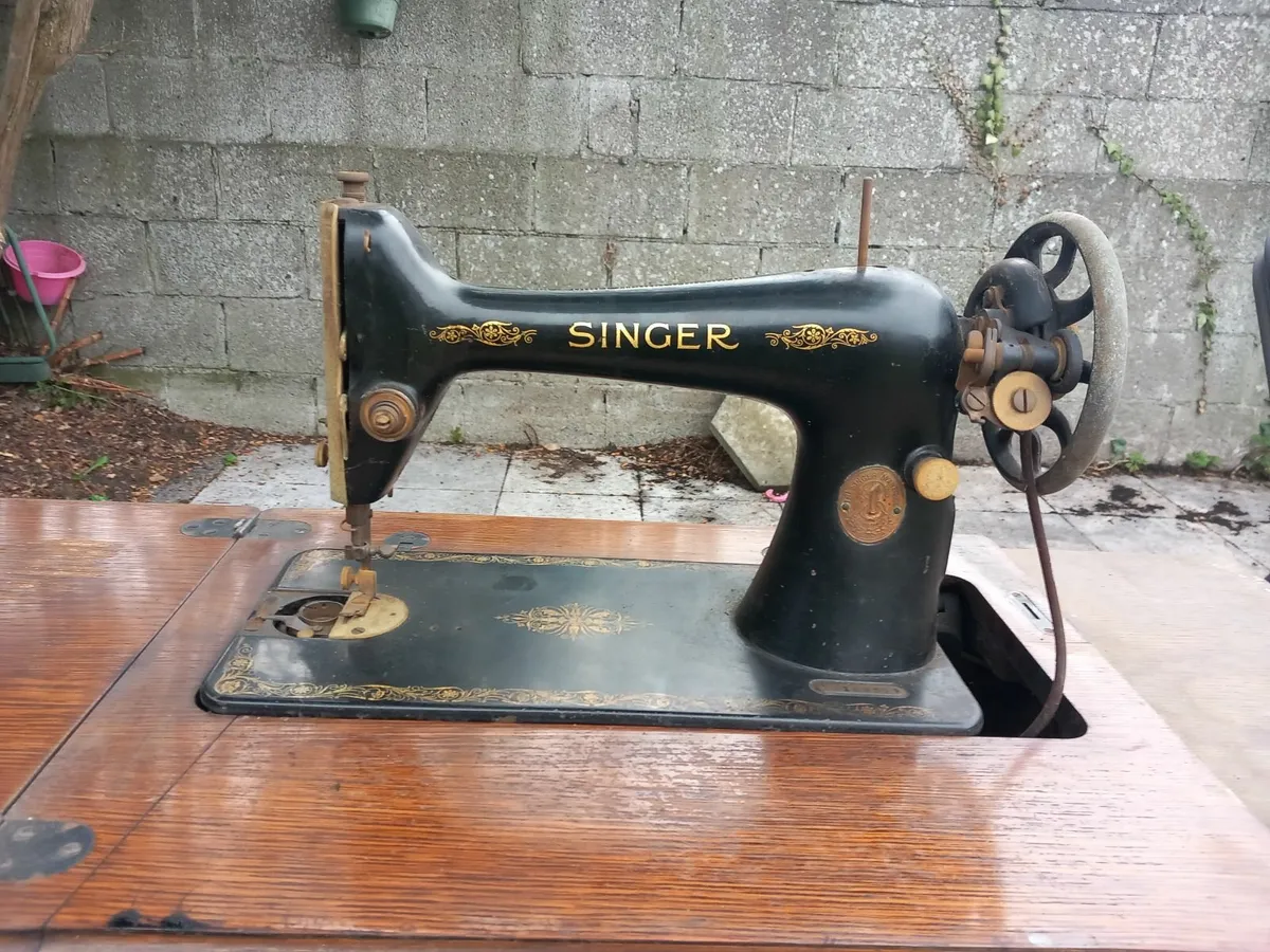 Singer Sewing Machine - Image 4