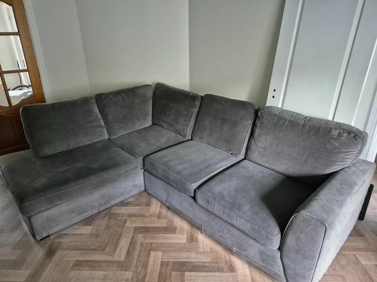 L shaped couch - Image 1