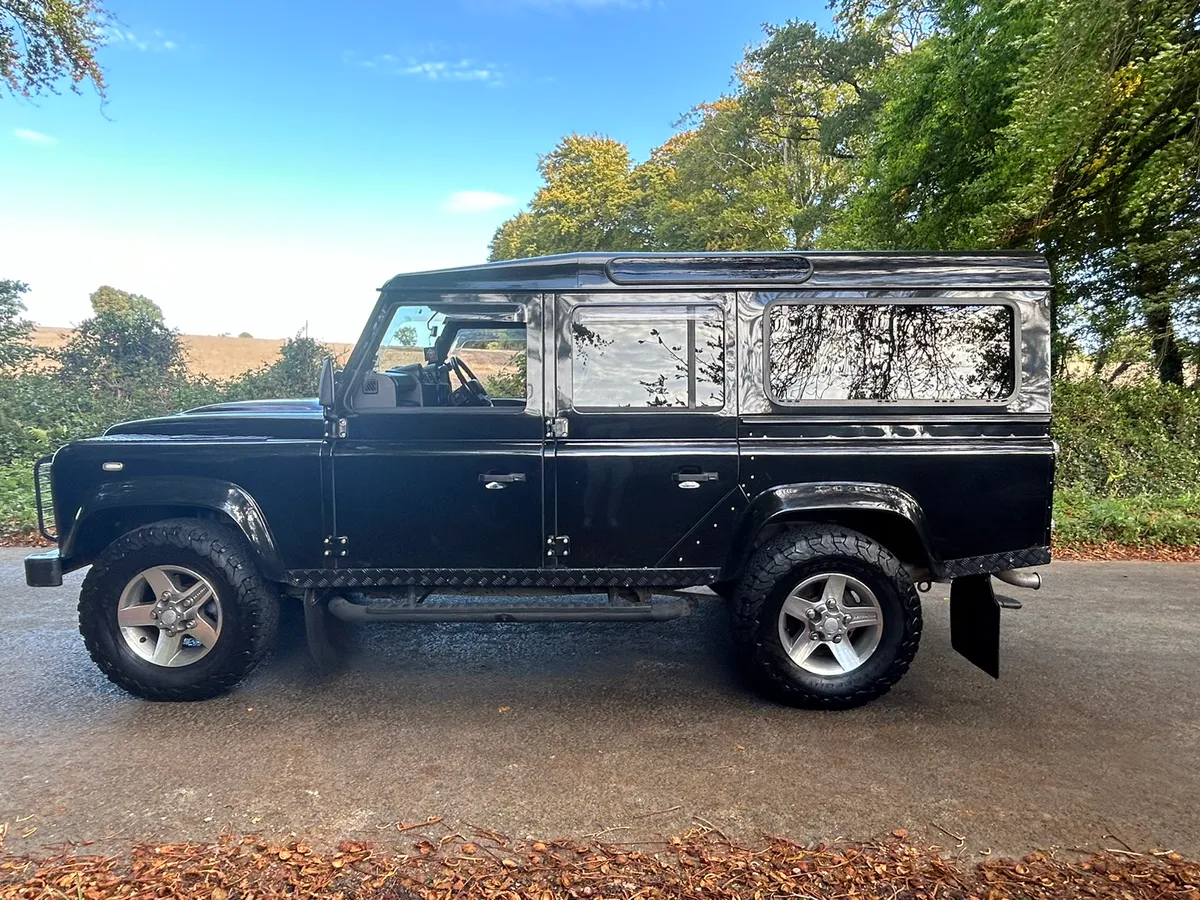 152 LANDROVER DEFENDER 110 7 SEATER XS - Image 3