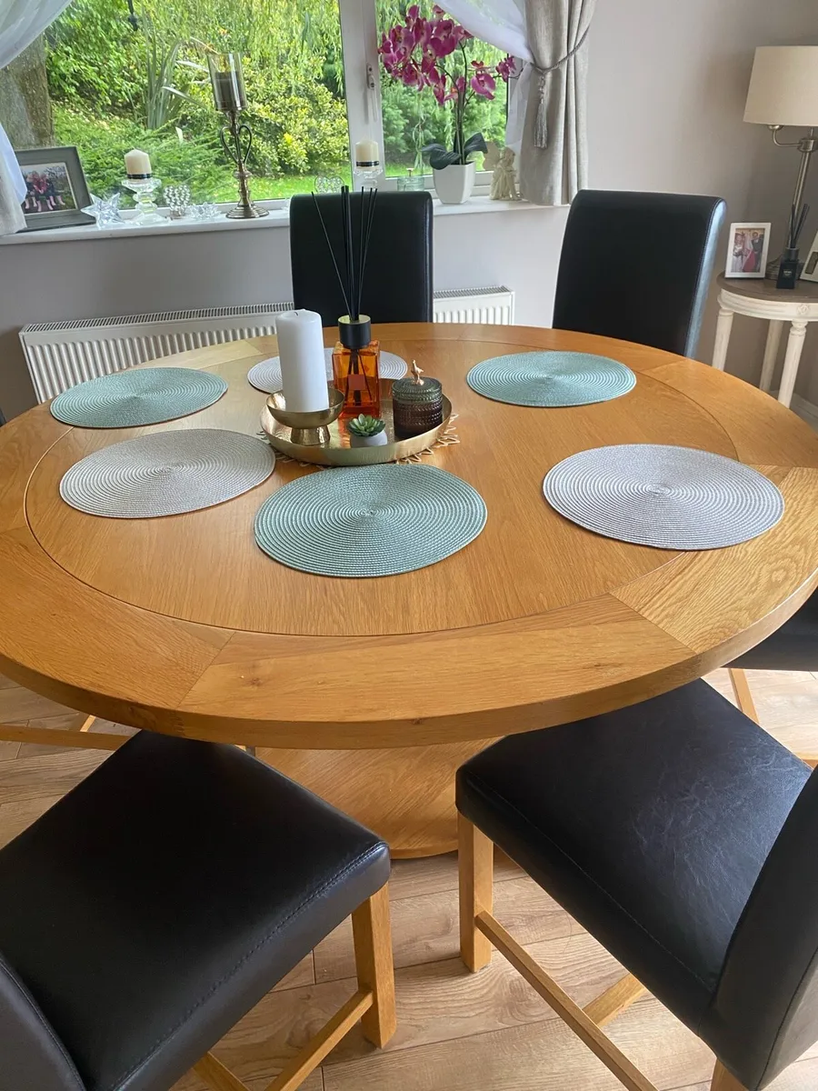 Chairs and table - Image 1