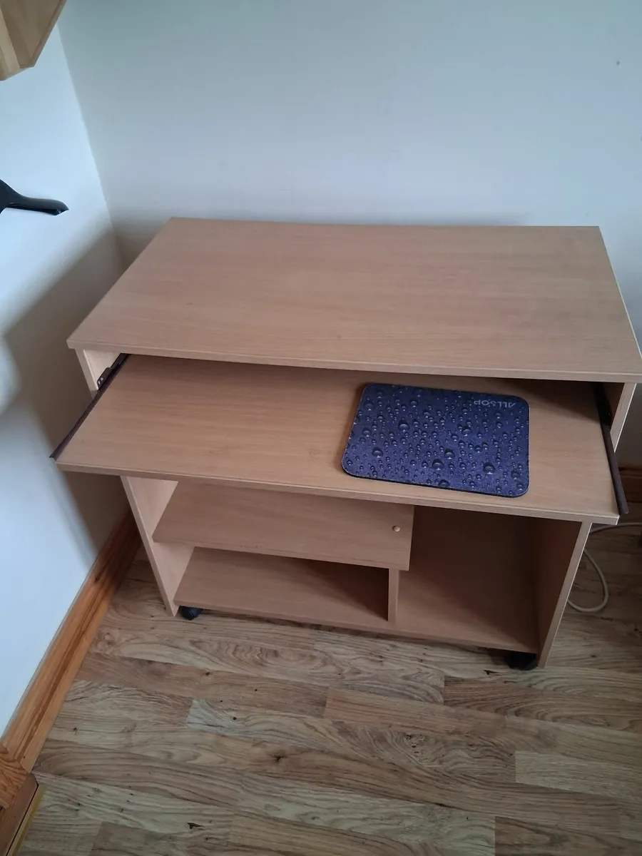 Computer desk - Image 1