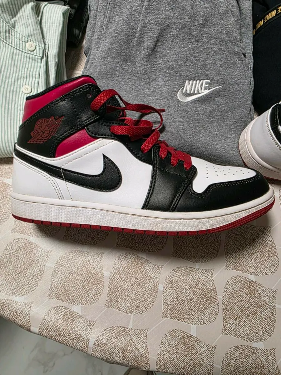 NIKE AIR JORDANS size UK 7 - Image 1