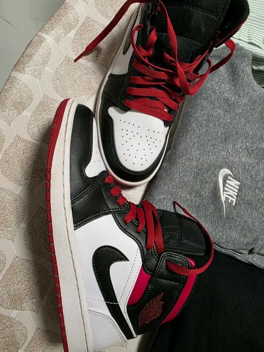 NIKE AIR JORDANS size UK 7 - Image 2