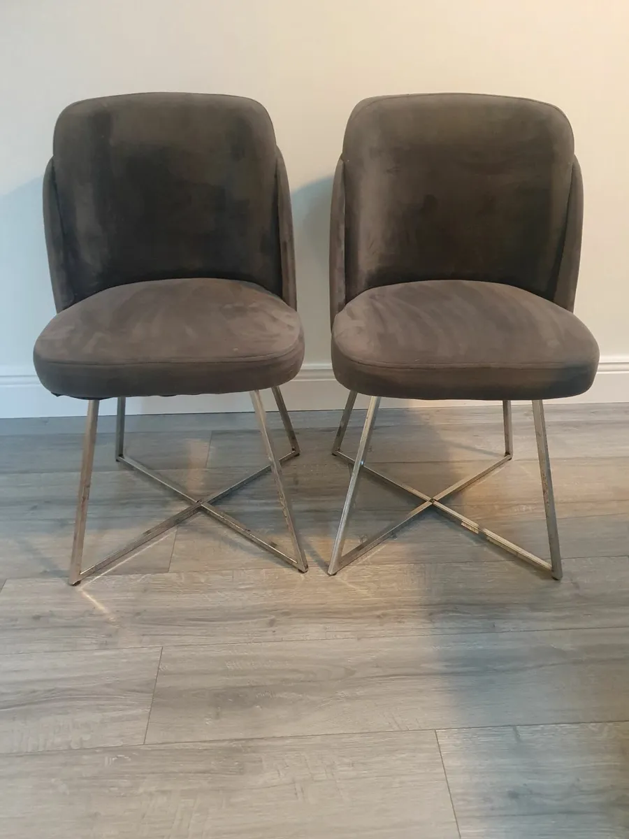 Dining Table and 4 chairs - Image 1
