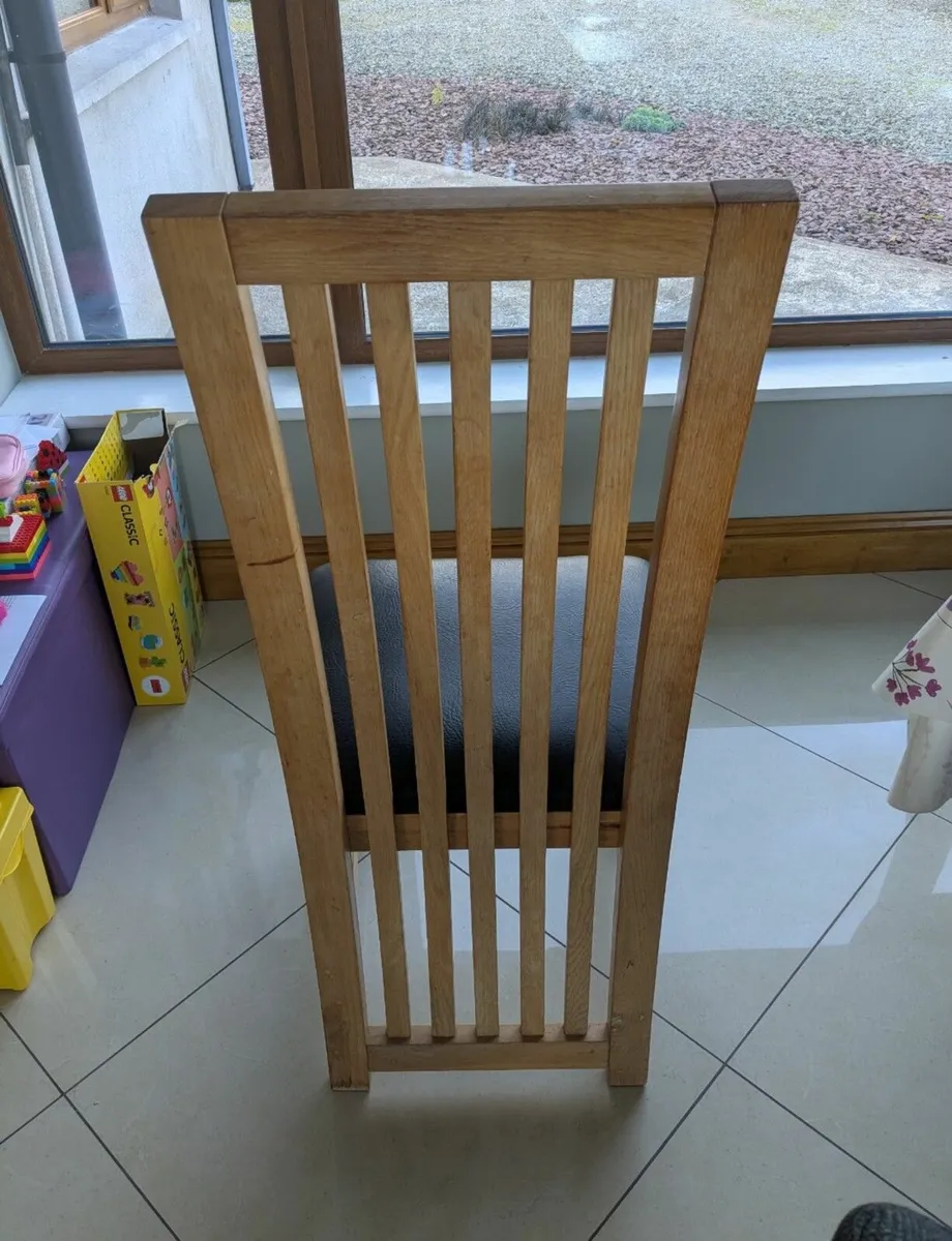 Solid oak table & chairs - Image 3