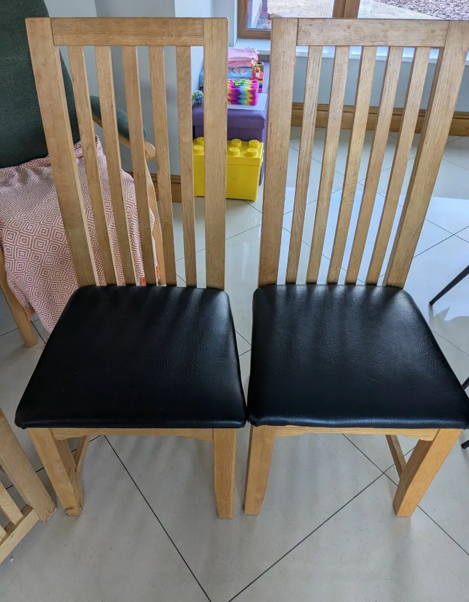 Solid oak table & chairs - Image 4