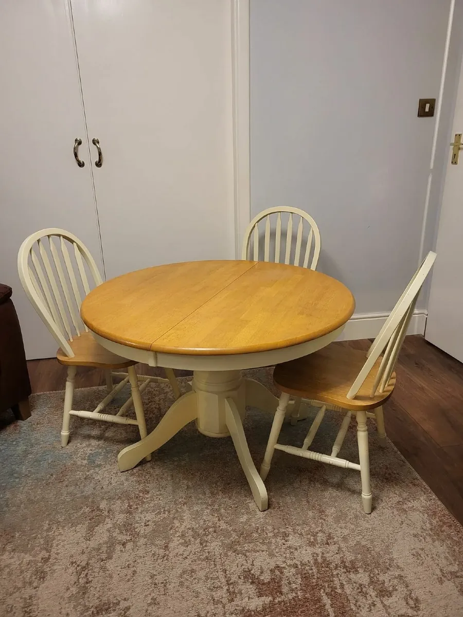 Kitchen table and chairs - Image 1