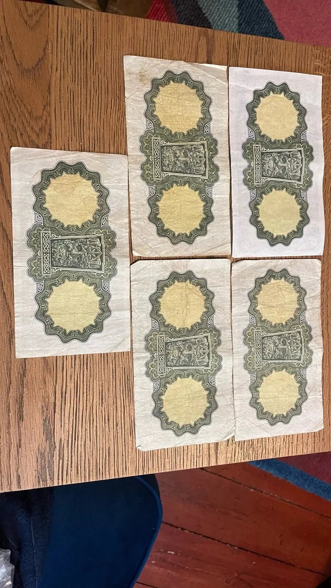 5 one pound lady lavery 1976 bank notes - Image 2