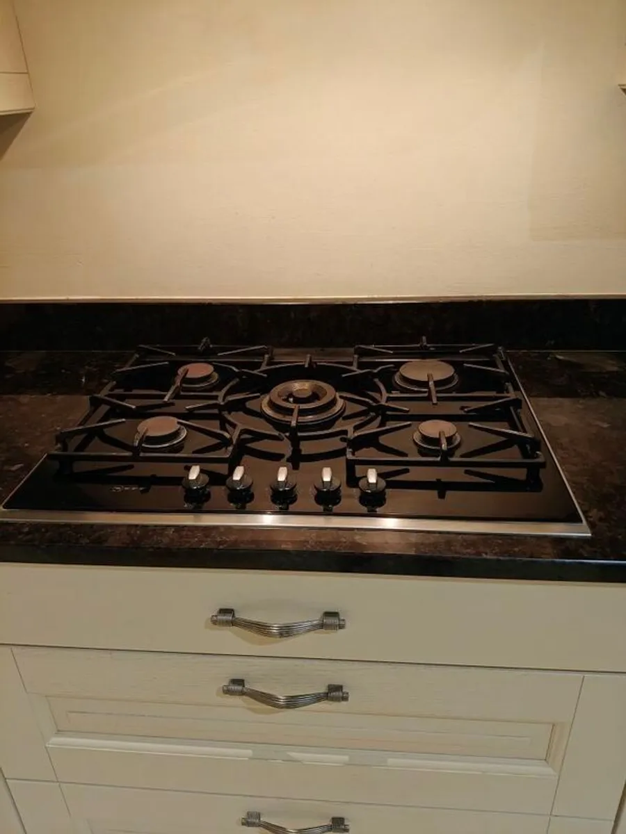 Neff Gas on Glass 5 burner Hob - Image 3