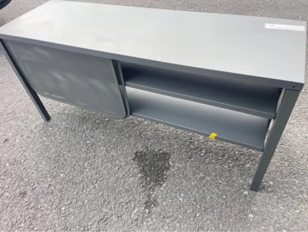 Metallic stand - Image 1