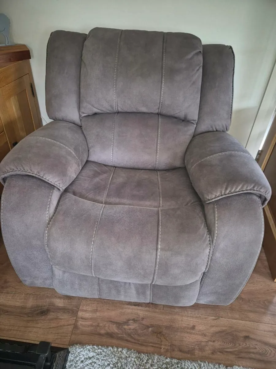 3 seater Couch, 2 arm chairs - Image 3