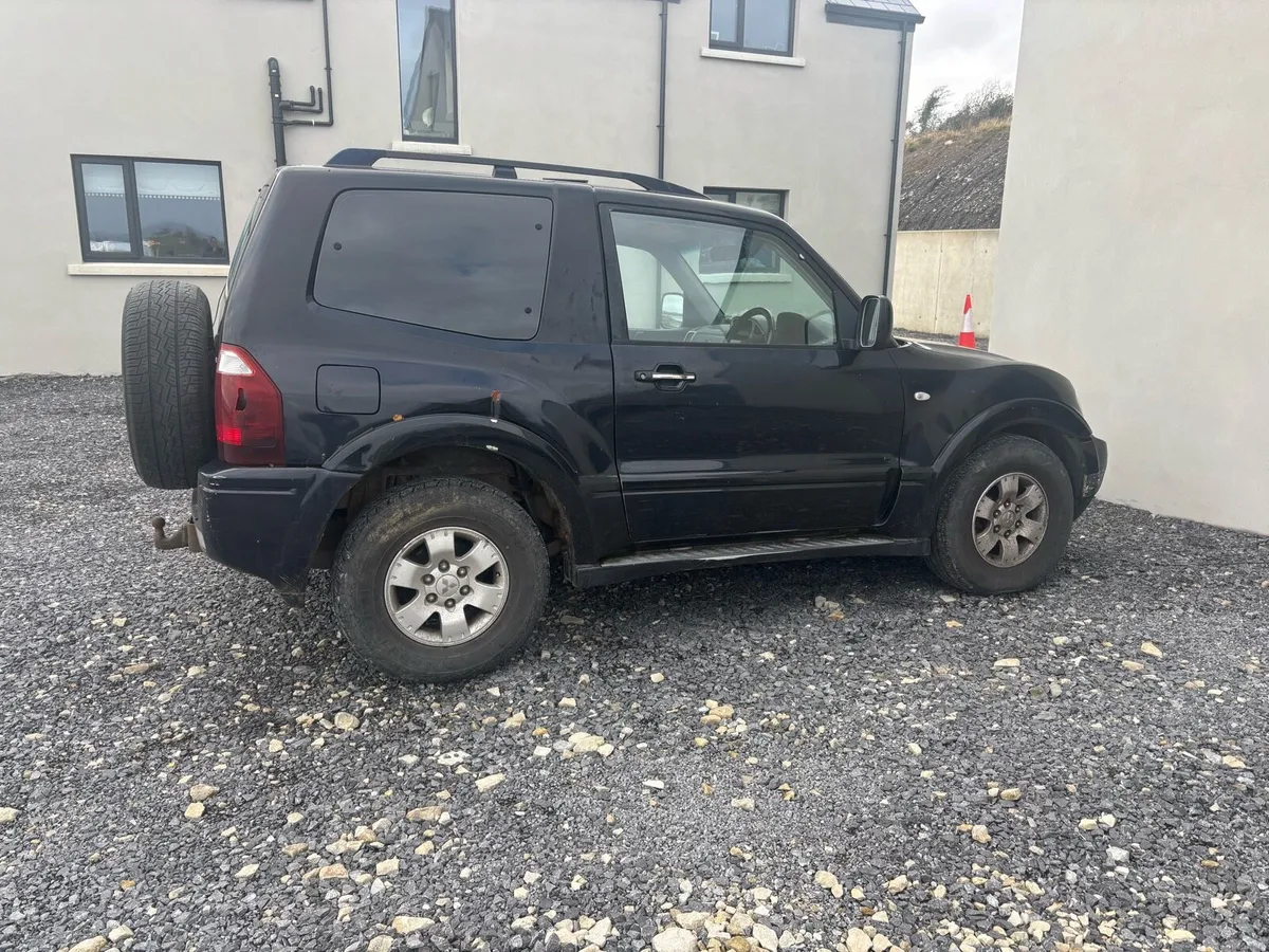 2006 Mitsubishi Pajero 3.2 swb - Image 2
